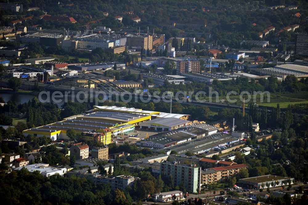 Berlin from the bird's eye view: Berlin- Britz Blick auf die Filiale des Holz Possling in der Haarlemer Straße mit der Autobahnbrücke über den Britzer Verbindungskanal. Berlin-Britz with view to Holz Possling's store in the street Haarlemer Straße and the railroad bridge over Britzer Verbindungskanal.