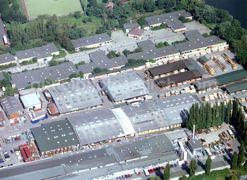 Berlin - Neuköln from the bird's eye view: 20.08.2002 Holzmarkt der Fa. Holz - Possling GmbH & Co. KG an der Haarlemer Straße in 12359 BERLIN