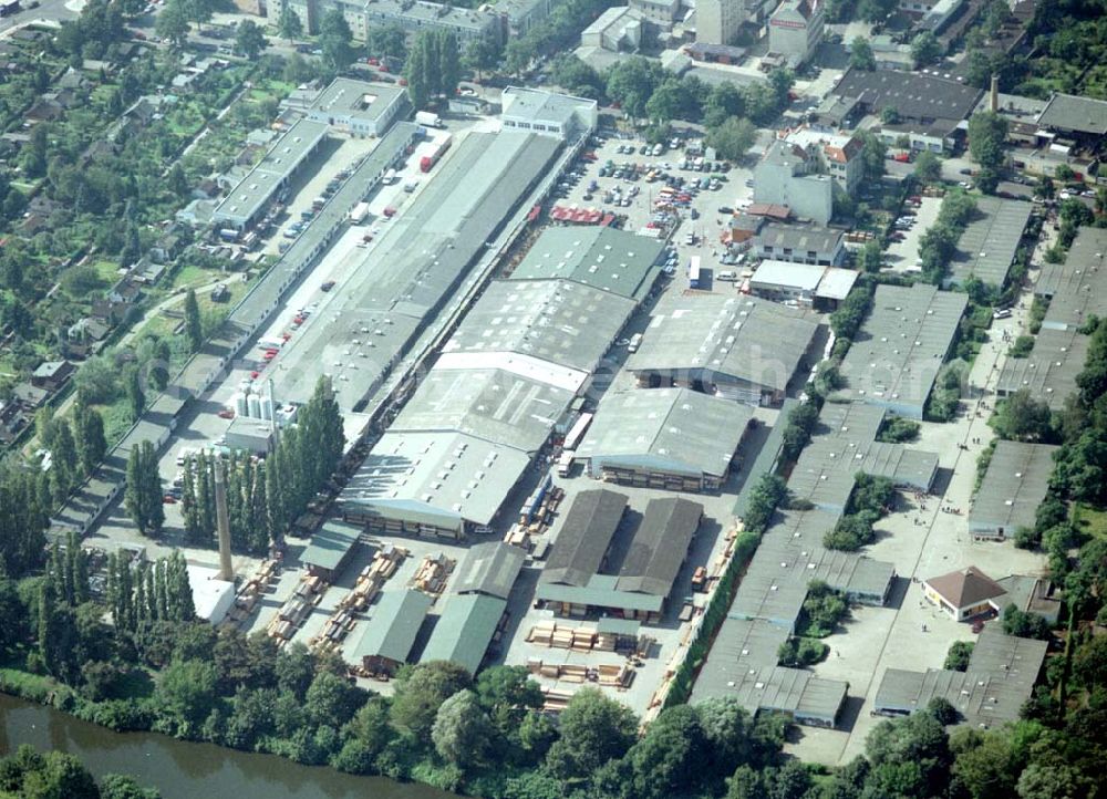 Berlin - Neuköln from the bird's eye view: 20.08.2002 Holzmarkt der Fa. Holz - Possling GmbH & Co. KG an der Haarlemer Straße 57 in 12359 BERLIN.