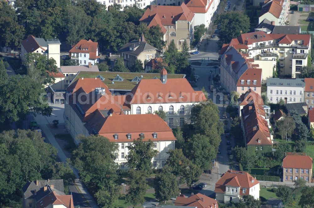 Aerial image Neustrelitz - DasGymnasium Carolinum am Glambecker See. Adresse: Gymnasium Carolinum Hauptgebäude, Louisenstraße 30, 17235 Neustrelitz Tel.: 03981/ 286710; Homepage: