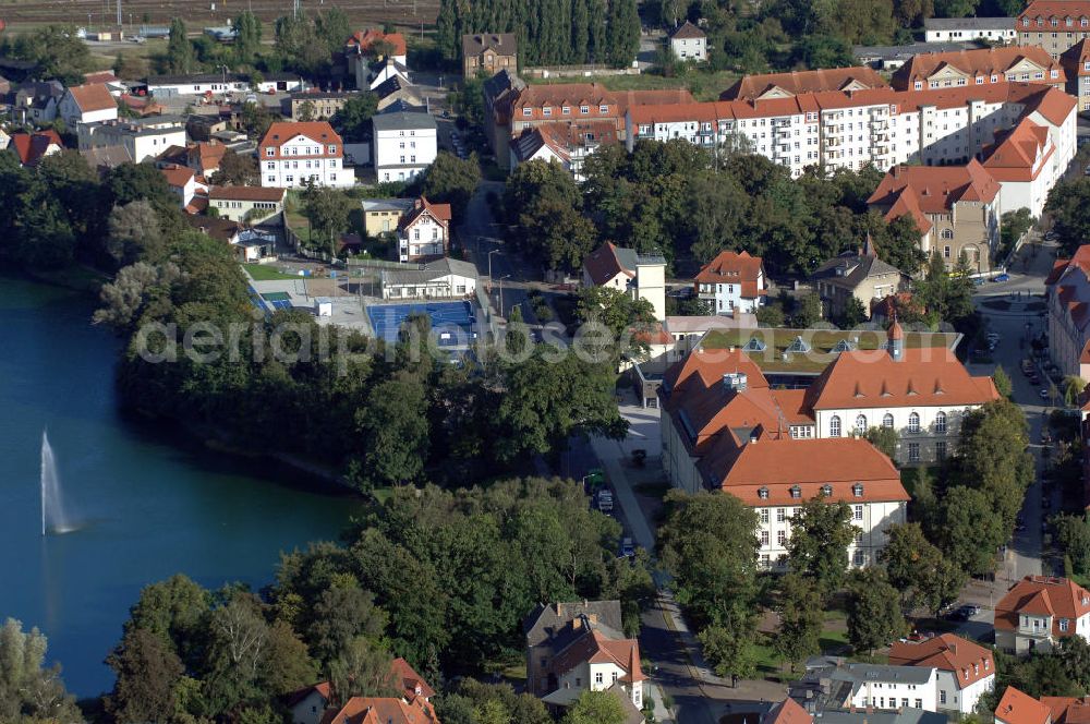 Aerial photograph Neustrelitz - Wohnuen in Neustrelitz und das Gymnasium Carolinum. Adresse: Gymnasium Carolinum Hauptgebäude, Louisenstraße 30, 17235 Neustrelitz Tel.: 03981/ 286710; Homepage: