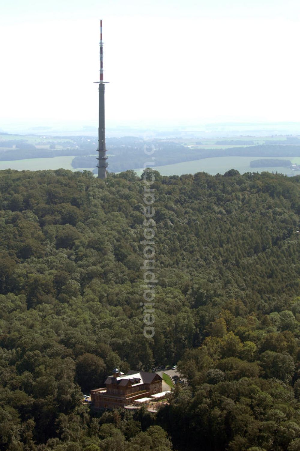 Aerial image Löbau - Blick auf den Berggasthof Honigbrunnen auf dem Löbauer Berg. Im Hintergrund ist der 162 m hohe Sendeturm des Fernseh- und Hörfunksenders Löbau auf dem Schafberg zu sehen. Kontak Honigbrunnen: Tel. +49(0)3585 4139130, Email: info@honigbrunnen.de