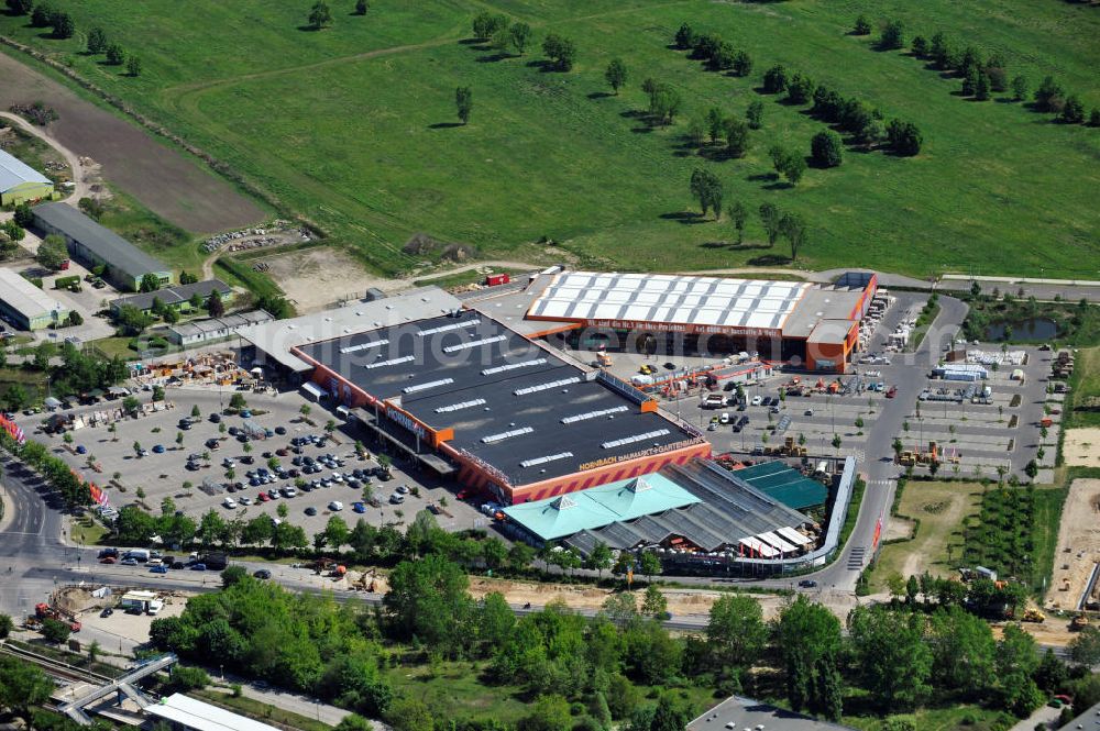 Berlin from above - Hornbach Baumarkt in Berlin-Bohnsdorf an der Grünbergallee. DIY market Hornbach in Berlin-Bohnsdorf.