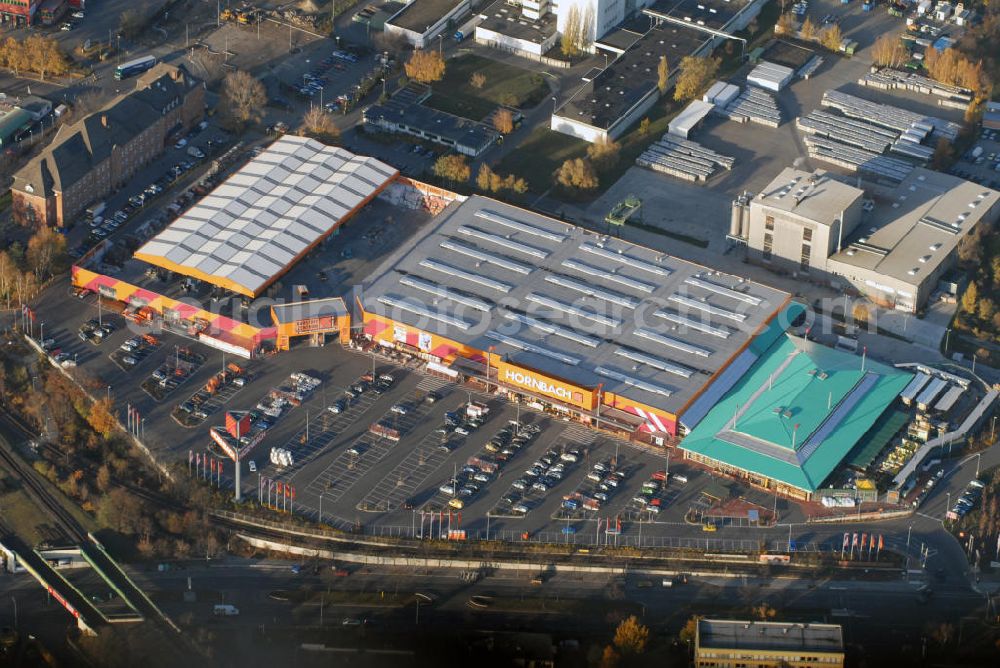 Berlin from above - Blick auf den Hornbach-Markt an der Gradestraße in Berlin-Neukölln. Mit mehr als 29 Mio. Euro, hat die HORNBACH-Baumarkt-AG einen Bau- und Gartenmarkt des neuesten HORNBACH-Typs realisiert. Besonders ist hier das drive in Konzept, wodurch z.B. Baustoffe sehr schnell und beqeum gekauft werden können. Hornbach ist der viertgrößte Baumarktkonzern und seit der Gründung 1877 besonders im Bereich Baustoff innovativ. Kontakt: Hornbach Baumarkt AG, Gradestr. 100, 12347 Berlin-Neukölln, Tel.: 030 / 6298790,