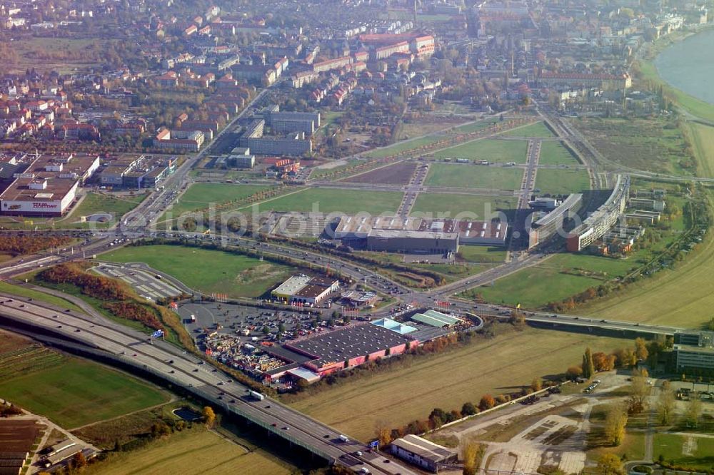 Aerial image Dresden - Elbe Park Dresden, Anschrift: Peschelstraße 39, 01139 Dresden Tel.: 0351 / 85 35 611, Fax: 0351 / 840 52 06 Email: werbegemeinschaft@elbe-park-dresden.de und Hornbach, Anschrift: D-01139 Dresden/Mickten, Washingtonstr. 14, Tel: 0351 / 8534610, Fax: 0351 / 85346-480; an der Autobahn A4