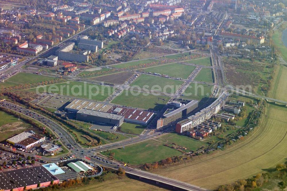 Dresden from the bird's eye view: Elbe Park Dresden, Anschrift: Peschelstraße 39, 01139 Dresden Tel.: 0351 / 85 35 611, Fax: 0351 / 840 52 06 Email: werbegemeinschaft@elbe-park-dresden.de und Hornbach, Anschrift: D-01139 Dresden/Mickten, Washingtonstr. 14, Tel: 0351 / 8534610, Fax: 0351 / 85346-480; an der Autobahn A4