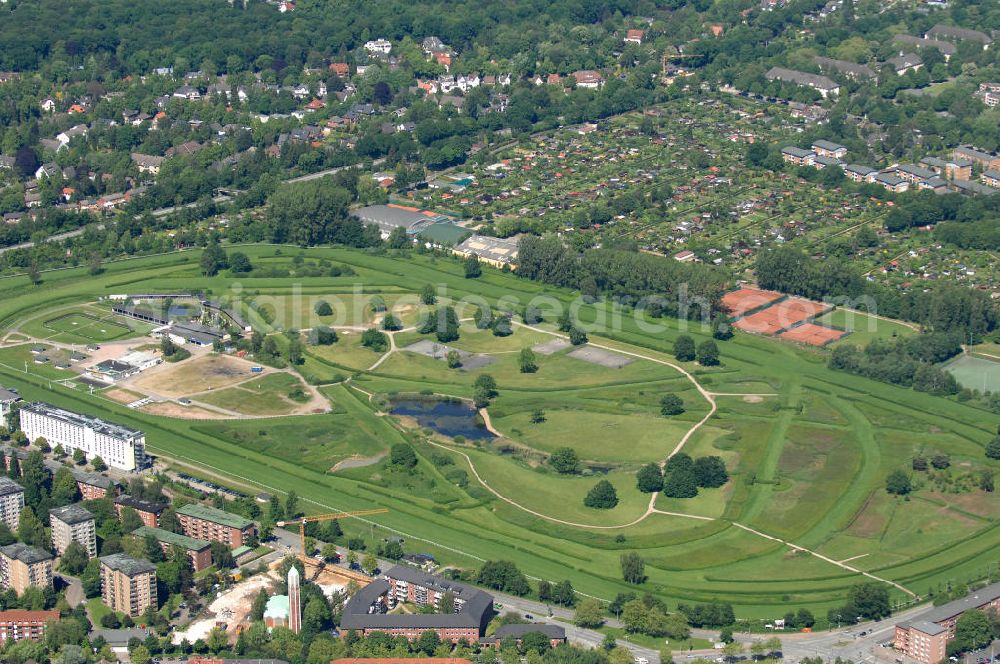 Aerial image Hamburg - Blick auf die Rennbahn im Hamburger Stadtteil Horn im Bezirk Hamburg-Mitte. Die Galopprennbahn ist außerhalb der Rennsaison als Freizeitpark frei begehbar. Hamburger Renn-Club e.V. Galopprennbahn Hamburg-Horn, Rennbahnstraße 69, 22111 Hamburg, Tel.: +49 40 6518229; Im Innenraum befindet sich neben einem See, Skateplatz und Basketballcourt eine Minigolfankage mit Grillplatz. Der Minigolfplatz steht für verschiedene Veranstaltugen zur Verfügung. Geschäftsführer: Patrick Schreck, Tel.: 04154 / 84 12 05,