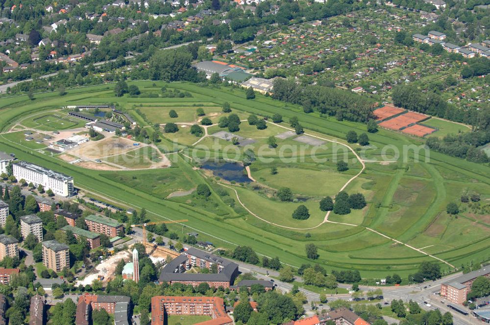 Aerial photograph Hamburg - Blick auf die Rennbahn im Hamburger Stadtteil Horn im Bezirk Hamburg-Mitte. Die Galopprennbahn ist außerhalb der Rennsaison als Freizeitpark frei begehbar. Hamburger Renn-Club e.V. Galopprennbahn Hamburg-Horn, Rennbahnstraße 69, 22111 Hamburg, Tel.: +49 40 6518229; Im Innenraum befindet sich neben einem See, Skateplatz und Basketballcourt eine Minigolfankage mit Grillplatz. Der Minigolfplatz steht für verschiedene Veranstaltugen zur Verfügung. Geschäftsführer: Patrick Schreck, Tel.: 04154 / 84 12 05,