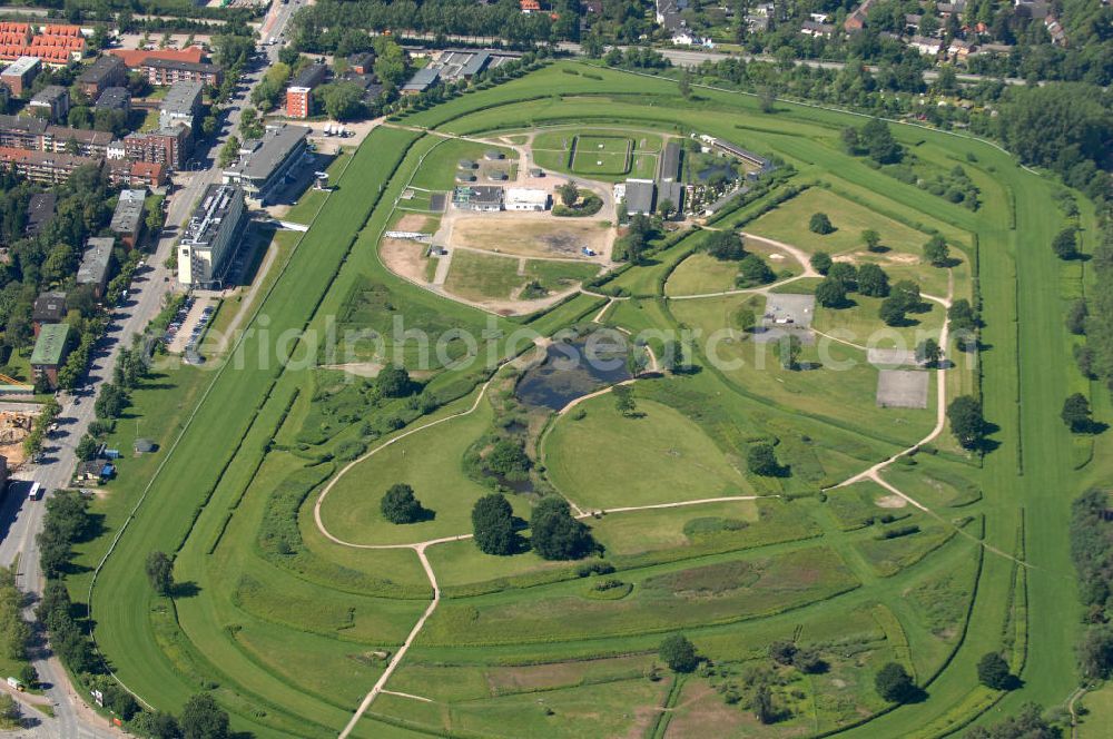 Hamburg from the bird's eye view: Blick auf die Rennbahn im Hamburger Stadtteil Horn im Bezirk Hamburg-Mitte. Die Galopprennbahn ist außerhalb der Rennsaison als Freizeitpark frei begehbar. Hamburger Renn-Club e.V. Galopprennbahn Hamburg-Horn, Rennbahnstraße 69, 22111 Hamburg, Tel.: +49 40 6518229; Im Innenraum befindet sich neben einem See, Skateplatz und Basketballcourt eine Minigolfankage mit Grillplatz. Der Minigolfplatz steht für verschiedene Veranstaltugen zur Verfügung. Geschäftsführer: Patrick Schreck, Tel.: 04154 / 84 12 05,