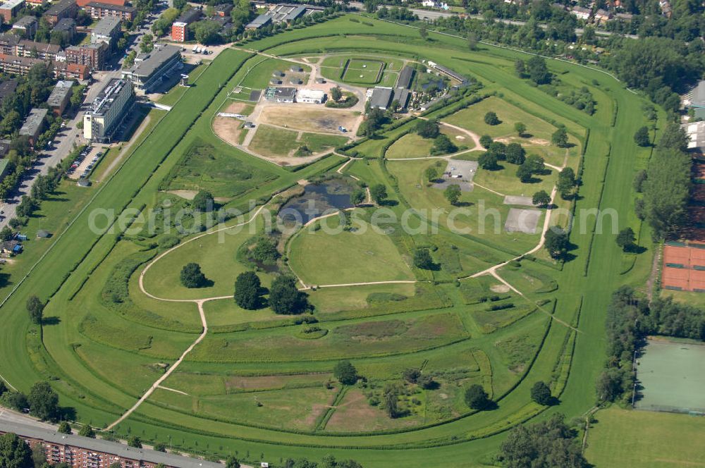 Aerial image Hamburg - Blick auf die Rennbahn im Hamburger Stadtteil Horn im Bezirk Hamburg-Mitte. Die Galopprennbahn ist außerhalb der Rennsaison als Freizeitpark frei begehbar. Hamburger Renn-Club e.V. Galopprennbahn Hamburg-Horn, Rennbahnstraße 69, 22111 Hamburg, Tel.: +49 40 6518229; Im Innenraum befindet sich neben einem See, Skateplatz und Basketballcourt eine Minigolfankage mit Grillplatz. Der Minigolfplatz steht für verschiedene Veranstaltugen zur Verfügung. Geschäftsführer: Patrick Schreck, Tel.: 04154 / 84 12 05,