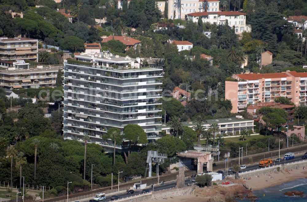 Cannes from the bird's eye view: Blick auf ein Hotel am Boulevard du Midi in Cannes Frankreich. Das Hotel liegt direkt an der Küste von Cannes mit einem kleinen Sandstrand. Um diesen Strand erreichen zu können, muss man allerdings die Bahnschienen und den Boulevard du Midi überqueren. Kontakt Touristinfo: Office du Tourisme, BP 272, 06403 Cannes Cedex, Tel. +33(0)492 99842 2, Fax +33(0)492 99842 3, Email: tourisme@semec.com