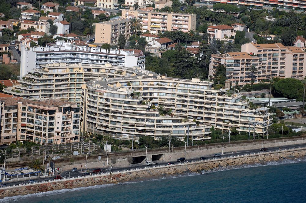 Cannes from the bird's eye view: Blick auf ein Hotel direkt an der Küste von Cannes La Bocca. Das Hotel befindet sich in guter Lage, einzig die Bahnschienen trennen es von der Küste. Kontakt Touristinfo: Office du Tourisme, BP 272, 06403 Cannes Cedex, Tel. +33(0)492 99842 2, Fax +33(0)492 99842 3, Email: tourisme@semec.com