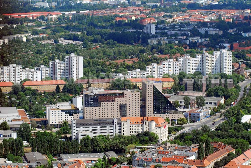 Berlin from the bird's eye view: Blick auf das im Berliner Stadtteil Neukölln gelegene Hotel Estrel. Europas größtem Hotel-Komplex mit 1.125 Zimmern und Suiten. Sonnenallee 225 12057 Berlin Tel.: 030 - 6831- 0 Fax: 030 - 6831-2345