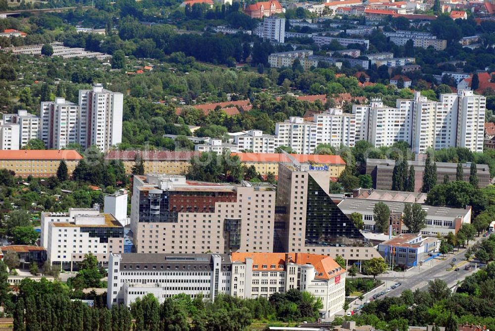 Aerial image Berlin - Blick auf das im Berliner Stadtteil Neukölln gelegene Hotel Estrel. Europas größtem Hotel-Komplex mit 1.125 Zimmern und Suiten. Sonnenallee 225 12057 Berlin Tel.: 030 - 6831- 0 Fax: 030 - 6831-2345