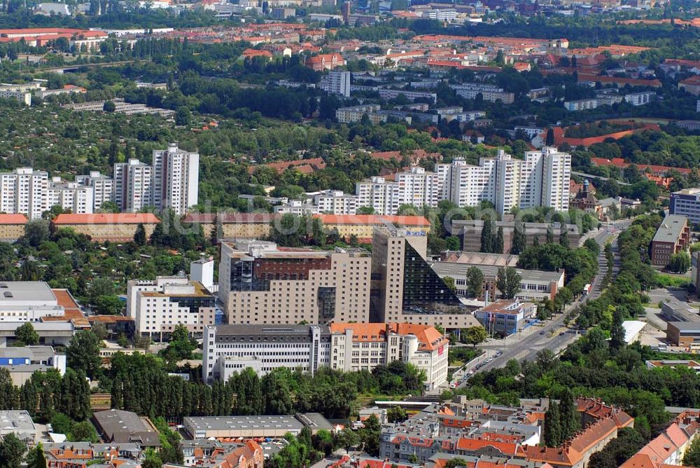 Aerial photograph Berlin - Blick auf das im Berliner Stadtteil Neukölln gelegene Hotel Estrel. Europas größtem Hotel-Komplex mit 1.125 Zimmern und Suiten. Sonnenallee 225 12057 Berlin Tel.: 030 - 6831- 0 Fax: 030 - 6831-2345