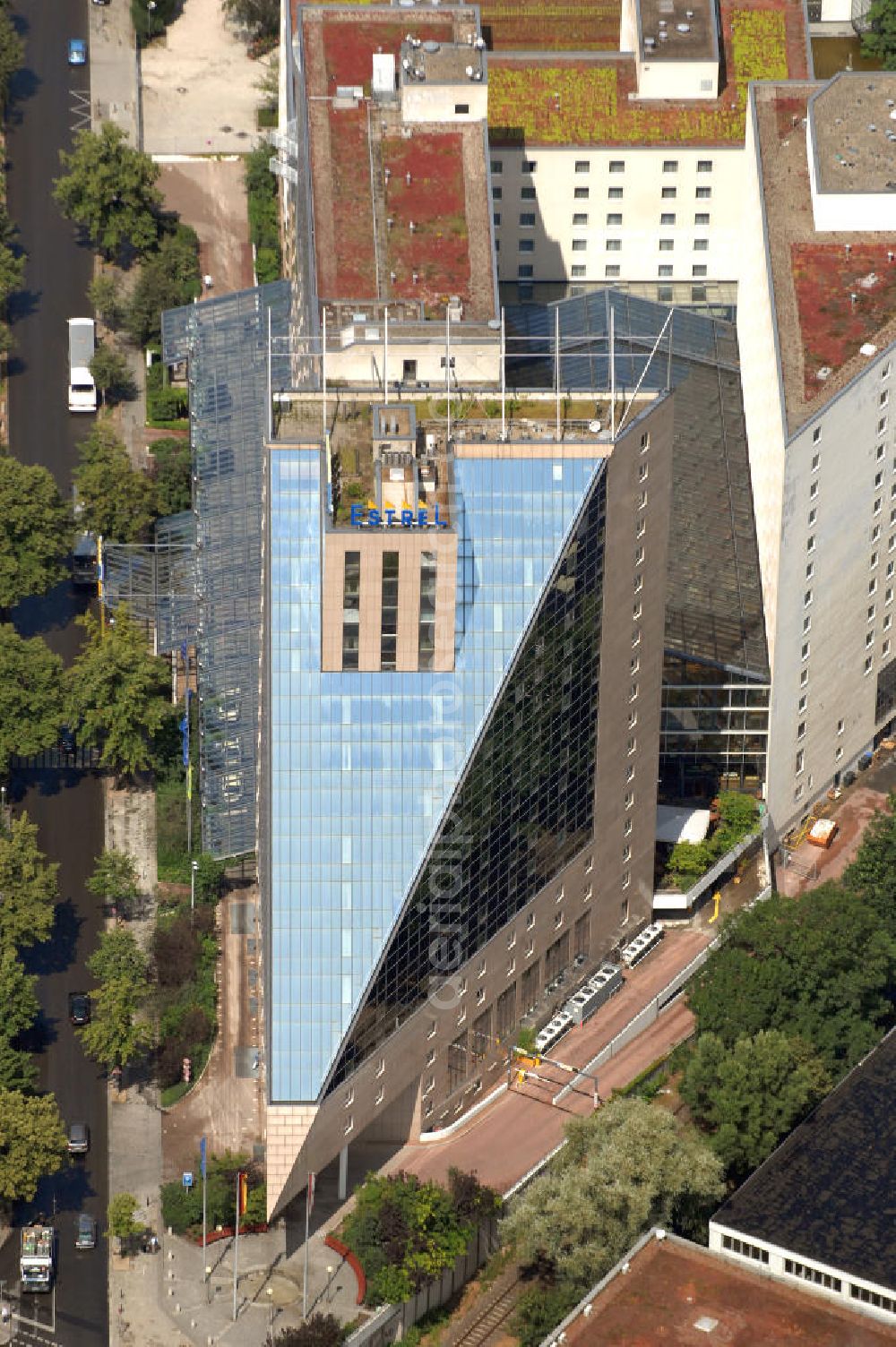 Berlin from above - Blick auf das Hotel Estrel, welches im Berliner Bezirk Neukölln nahe dem S-Bahnhof Sonnenalle in der Sonnenalle 225 steht. Das Estrel gehört keiner Hotelkette an, sondern befindet sich in Privatbesitz. Es ist europas größter Convention-, Entertainment- und Hotel-Komplex und bietet durch regelmäßige Erweiterungen seit der Eröffnung im Jahr 1994 vielfältige Möglichkeiten. Kontakt: