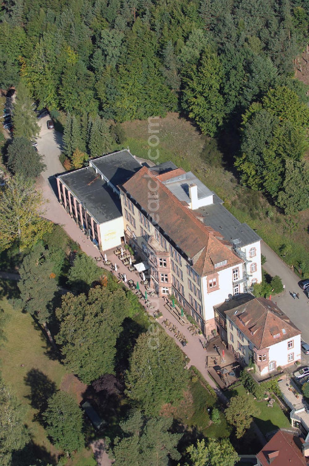 Lohr am Main from above - Blick auf das Hotel Franziskushöhe in Lohr am Main Bayern. Das Gebäude besteht seit ca. 100 Jahren und wurde 1901 als Sanatorium für Lungenkranke erbaut. Ende der 60er Jahre erwarben Franziskanerinnen das Gebäude und wandelte es in ein Familienerholungsheim um. Im Jahr 2001 fand der Verkauf an Hermann Joha statt, der im April 2005 das Hotel und Restaurant eröffnete. Kontakt: Franziskushöhe, Rupertshüttener Straße 70, 97816 Lohr am Main, Tel. +49(0)9352 604 0, Fax +49(0)9352 604 250, Email: info@franziskushoehe.de