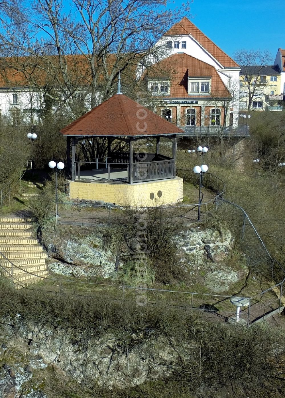 Halle / Saale from the bird's eye view: Hotel and Restaurant Bergschaenke the banks of the Saale in Kroellwitz district in Halle (Saale) in Saxony-Anhalt