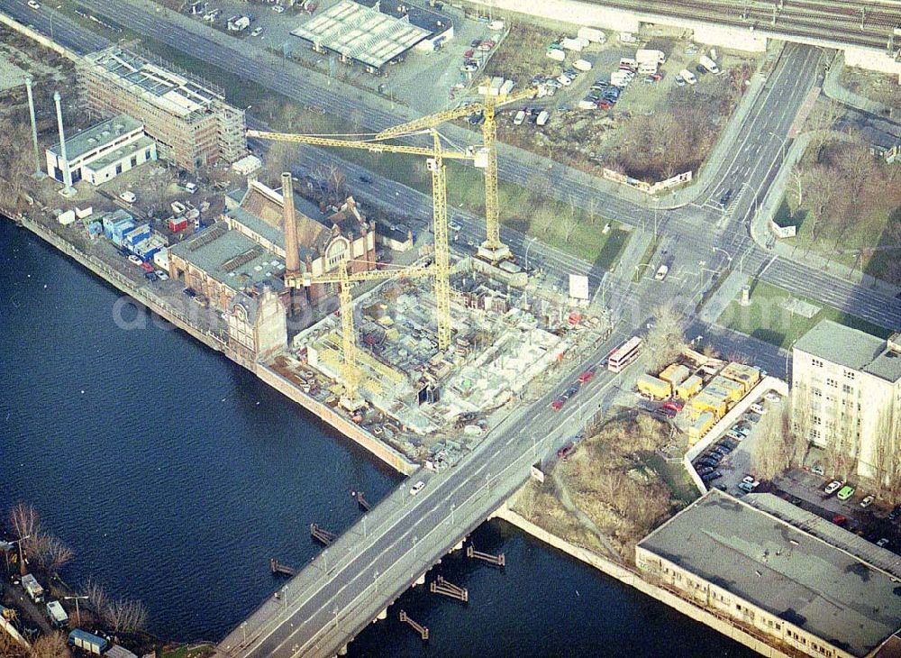 Aerial photograph Berlin - Friedrichshain - Hotel- und Geschäftshausbaustelle Schillingbrückenkopf an der Schillingbrücke / Ecke Holzmarktstraße 34 (am Ostbahnhof) in Berlin - Friedrichshain. Ein Projekt der OMG c/o. Frau Humpelmeier, Ekkehardtstraße 26 in 85630 Grasbrunn (089-4564080).