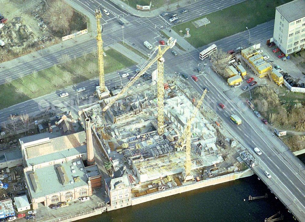 Berlin - Friedrichshain from the bird's eye view: Hotel- und Geschäftshausbaustelle Schillingbrückenkopf an der Schillingbrücke / Ecke Holzmarktstraße 34 (am Ostbahnhof) in Berlin - Friedrichshain. Ein Projekt der OMG c/o. Frau Humpelmeier, Ekkehardtstraße 26 in 85630 Grasbrunn (089-4564080).