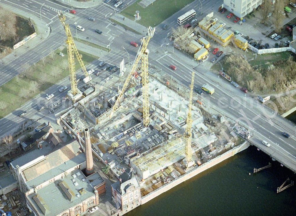 Aerial image Berlin - Friedrichshain - Hotel- und Geschäftshausbaustelle Schillingbrückenkopf an der Schillingbrücke / Ecke Holzmarktstraße 34 (am Ostbahnhof) in Berlin - Friedrichshain. Ein Projekt der OMG c/o. Frau Humpelmeier, Ekkehardtstraße 26 in 85630 Grasbrunn (089-4564080).