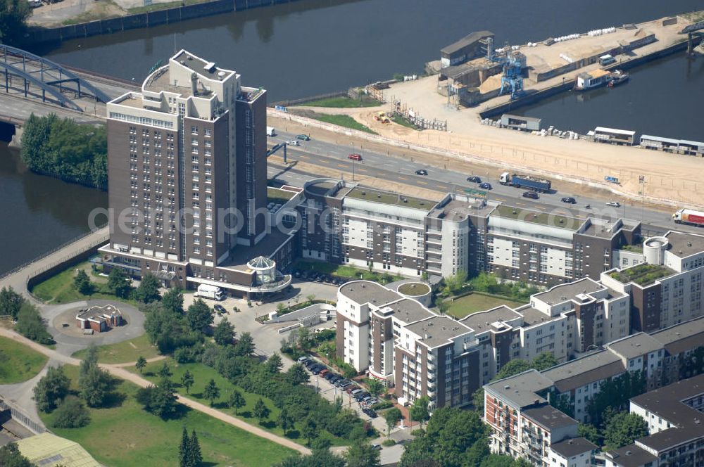 Hamburg from the bird's eye view: Das Holiday Inn - Hotel am Ufer der Elbe am Billwerder Neuer Deich 14. The Holiday Inn - hotel at bank of the Elbe at Billwerder Neuer Deich 14.