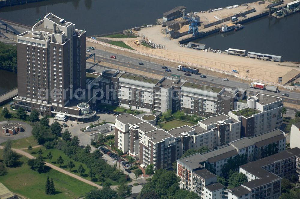 Aerial image Hamburg - Das Holiday Inn - Hotel am Ufer der Elbe am Billwerder Neuer Deich 14. The Holiday Inn - hotel at bank of the Elbe at Billwerder Neuer Deich 14.