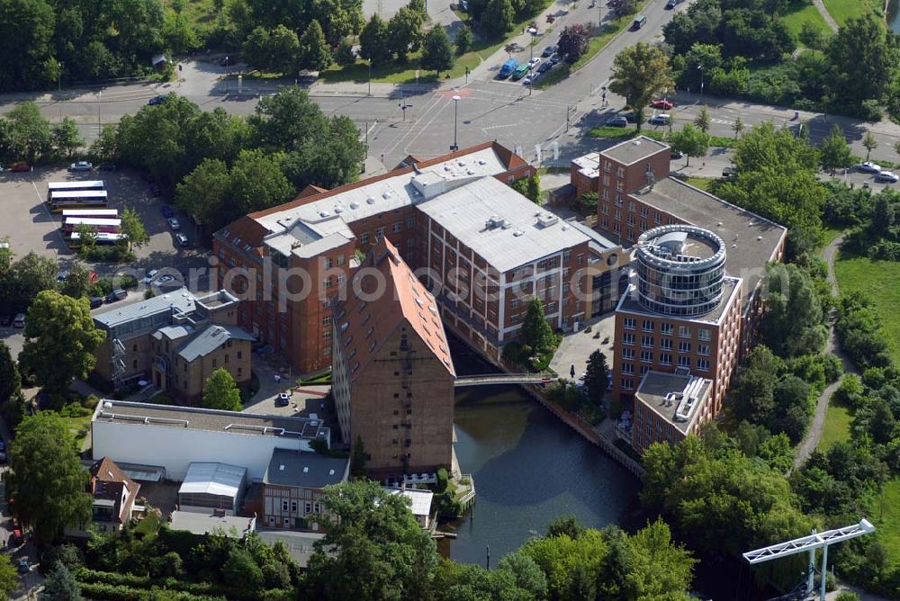 Aerial photograph Berlin - SORAT Hotel Humboldt-Mühle Berlin Charmantes Stadthotel in einer ehemaligen Mühle, mit umgebautem Getreidespeicher und historischer Verwaltervilla. Zentrale, aber ruhige Lage am Tegeler See, mit eigenem kleinen Hafen. Nicht weit von der Berliner Innenstadt und durch U-Bahn sowie Stadtautobahn bestens an die City angebunden, 10 Minuten vom Flughafen Berlin-Tegel. Beliebtes Tagungshotel. Hotel-Anschrift: An der Mühle 5-9 · D-13507 Berlin,Telefon (030) 43 90 40,Fax (030) 43 90 44 44,E-Mail: humboldt-muehle@sorat-hotels.com