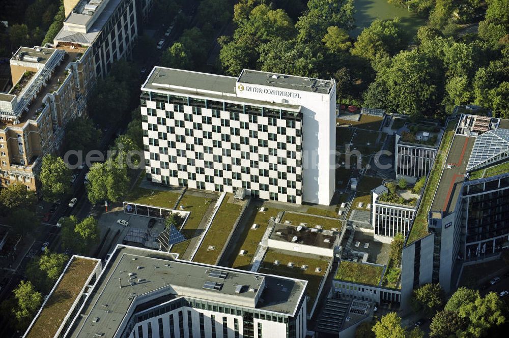 Aerial image Berlin - Das Hotel InterContinental in Berlin-Tiergarten liegt in der Budapester Straße und wurde 1958 eröffnet. Das Gebäude steht unter Denkmalschutz und ist für seine schachbrettartige Fassade bekannt.