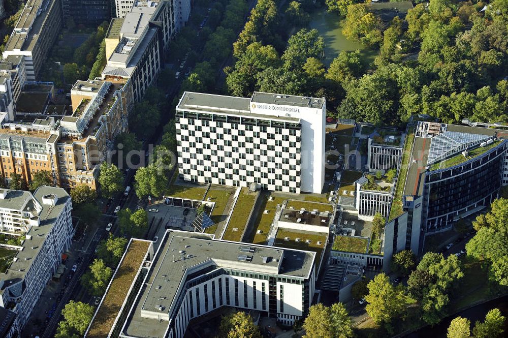 Aerial photograph Berlin - Das Hotel InterContinental in Berlin-Tiergarten liegt in der Budapester Straße und wurde 1958 eröffnet. Das Gebäude steht unter Denkmalschutz und ist für seine schachbrettartige Fassade bekannt.