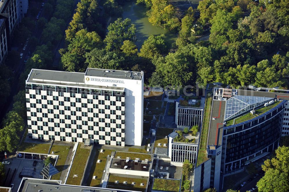 Berlin from above - Das Hotel InterContinental in Berlin-Tiergarten liegt in der Budapester Straße und wurde 1958 eröffnet. Das Gebäude steht unter Denkmalschutz und ist für seine schachbrettartige Fassade bekannt.