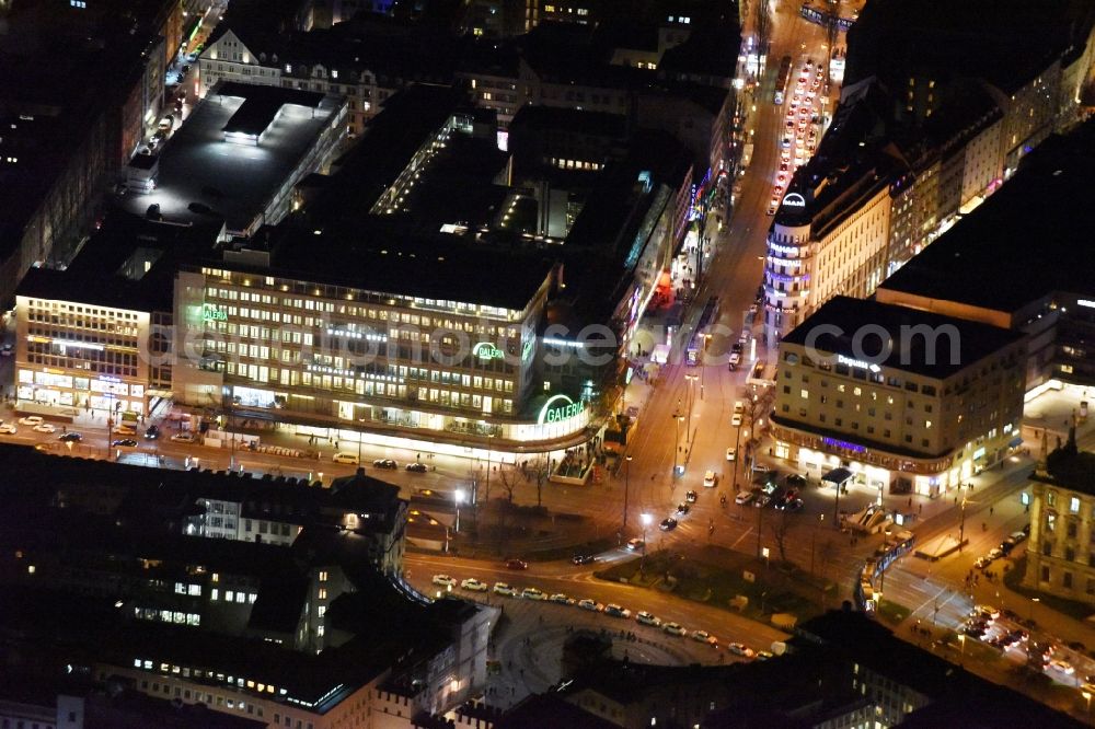 München from the bird's eye view: Night view Hotel Koenigshof and Galeria Kaufhof on space Ensemble Karlsplatz Stachus Bayerstrasse in inner city center in Munich in Bavaria