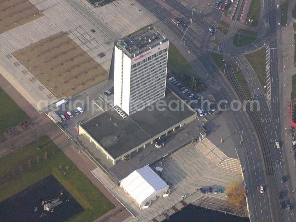 Potsdam from above - 10.12.2004 Potsdam, Blick auf das Hotel Mercure in Potsdam. Mercure Hotel Berlin Potsdam, Lange Bruecke, 14467 Potsdam, Tel : (+49)331/2722, Fax : (+49)331/2720233, H1582@accor.com, Hoteldirektor: Doerte Hentschel