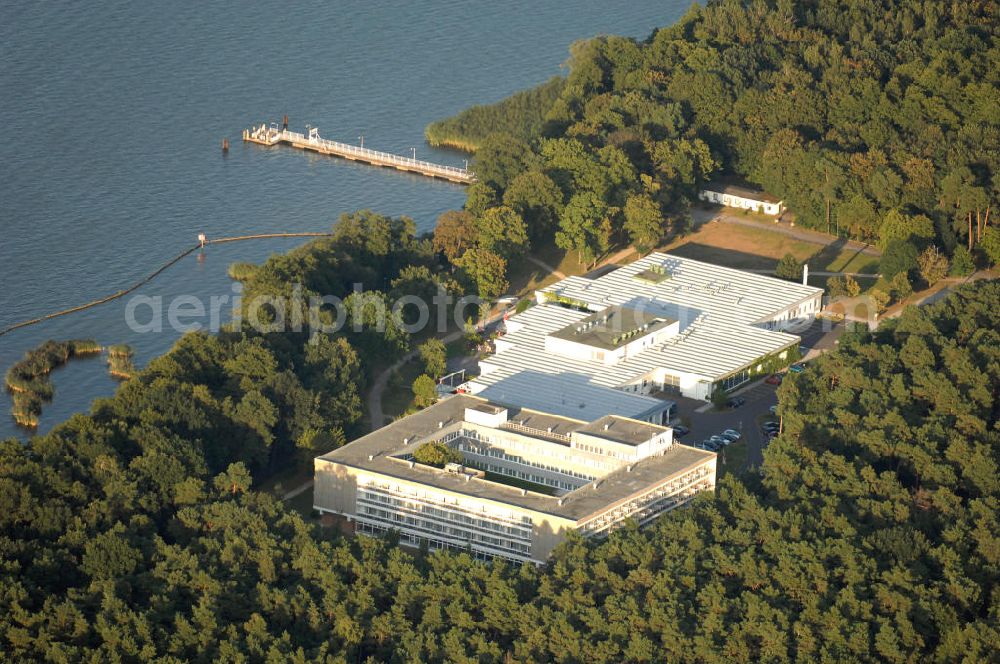 Berlin from above - Blick auf das Gebiet südlichen um den Großen Müggelsee in Berlin Treptow-Köpenick. Direkt am Ufer befindet sich das Hotel Müggelsee Berlin Conference & Resort am Müggelheimer Damm 145 zu sehen, Kontakt: