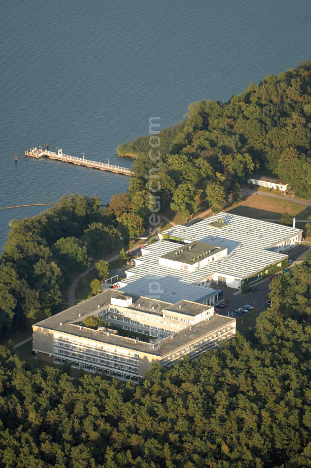 Berlin from the bird's eye view: Blick auf das Gebiet südlichen um den Großen Müggelsee in Berlin Treptow-Köpenick. Direkt am Ufer befindet sich das Hotel Müggelsee Berlin Conference & Resort am Müggelheimer Damm 145 zu sehen, Kontakt: