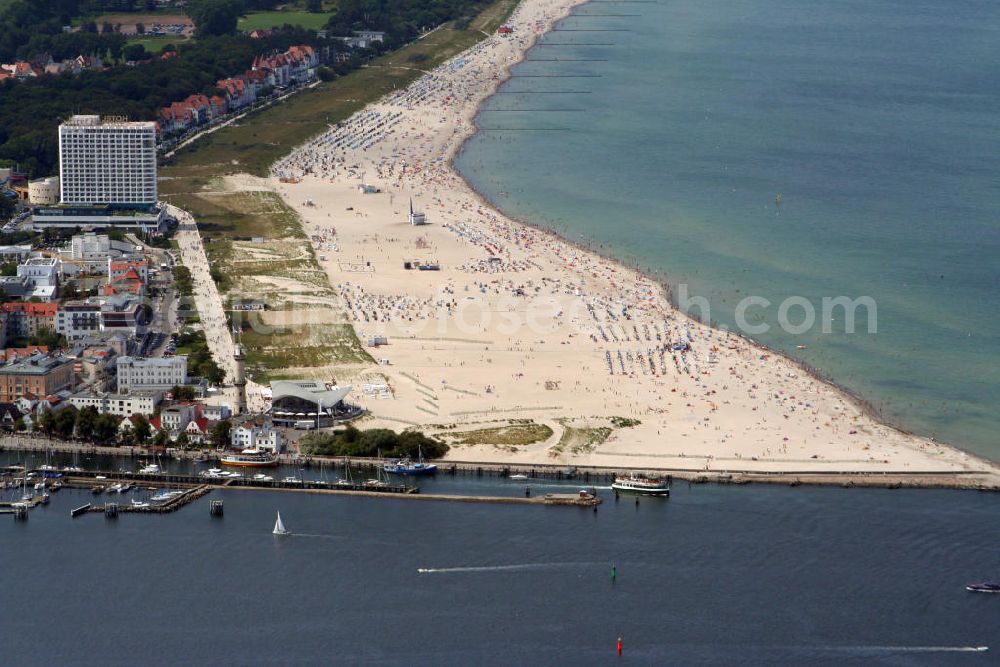 Aerial photograph Rostock - Das Hotel Neptun ist ein direkt am Strand der Ostsee gelegenes 5-Sterne-Hotel im Ostseebad Warnemünde, das 1971 den Betrieb aufnahm. Das Hotel mit 337 Zimmern in 18 Etagen und dem ersten zertifizierten Thalassozentrum Deutschlands mit einer Meerwasserschwimmhalle in der vierten Etage mit direktem Blick auf die Ostsee, gehört als „Wellness-Hotel“ zur Arkona AG, einer Tochter der Deutschen Seereederei Rostock (DSR). Betreiber ist die Hotel NEPTUN Betriebsgesellschaft mbh Rostock. Kontakt: Tel. +49(0)3817777777, Email (Hotelrezeption): concierge@hotel-neptun.de