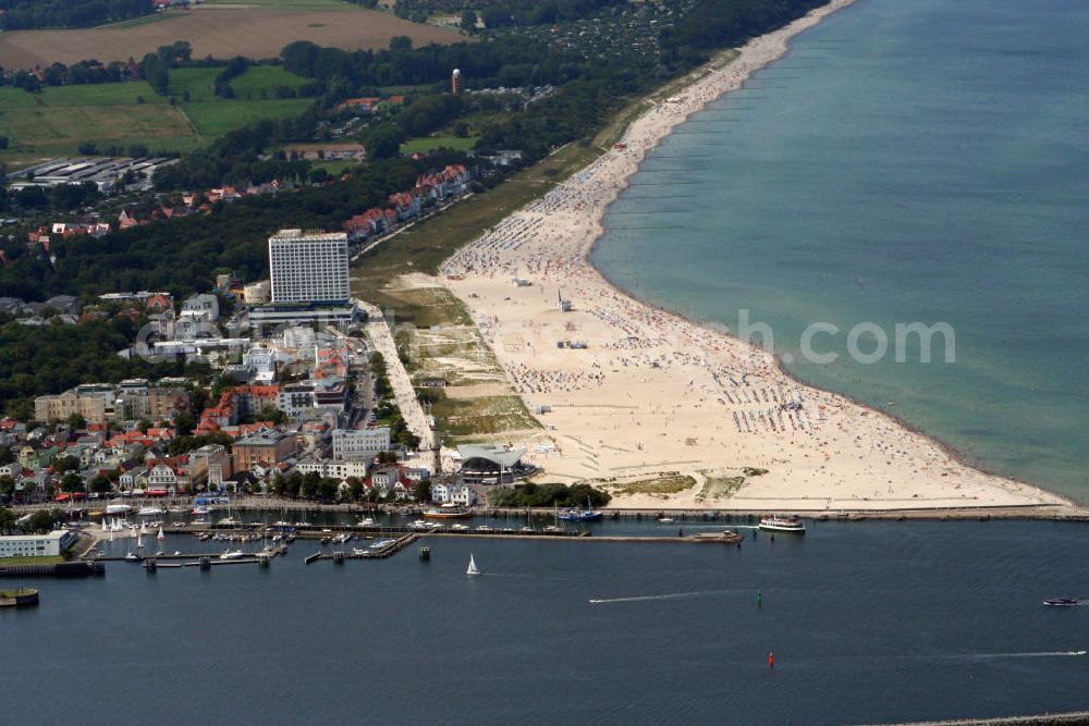 Rostock from above - Das Hotel Neptun ist ein direkt am Strand der Ostsee gelegenes 5-Sterne-Hotel im Ostseebad Warnemünde, das 1971 den Betrieb aufnahm. Das Hotel mit 337 Zimmern in 18 Etagen und dem ersten zertifizierten Thalassozentrum Deutschlands mit einer Meerwasserschwimmhalle in der vierten Etage mit direktem Blick auf die Ostsee, gehört als „Wellness-Hotel“ zur Arkona AG, einer Tochter der Deutschen Seereederei Rostock (DSR). Betreiber ist die Hotel NEPTUN Betriebsgesellschaft mbh Rostock. Kontakt: Tel. +49(0)3817777777, Email (Hotelrezeption): concierge@hotel-neptun.de