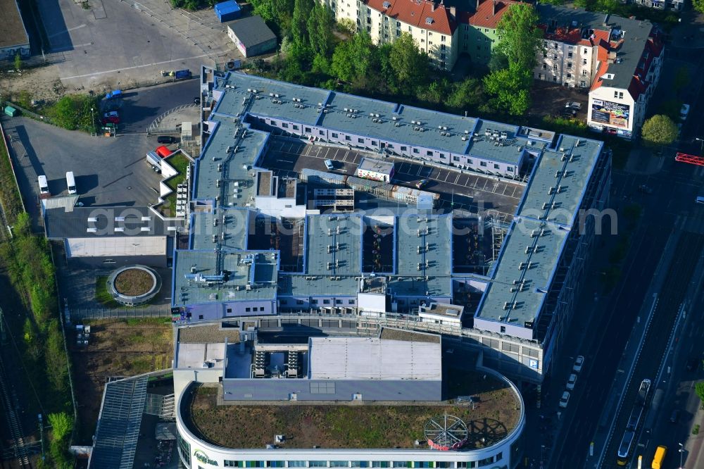 Aerial image Berlin - Building of the shopping center Ring Center 2 Am Containerbahnhof in the district Lichtenberg in Berlin, Germany. Up to date, previously unused parking deck of a new built hotel with SKYPARK hotel room modules