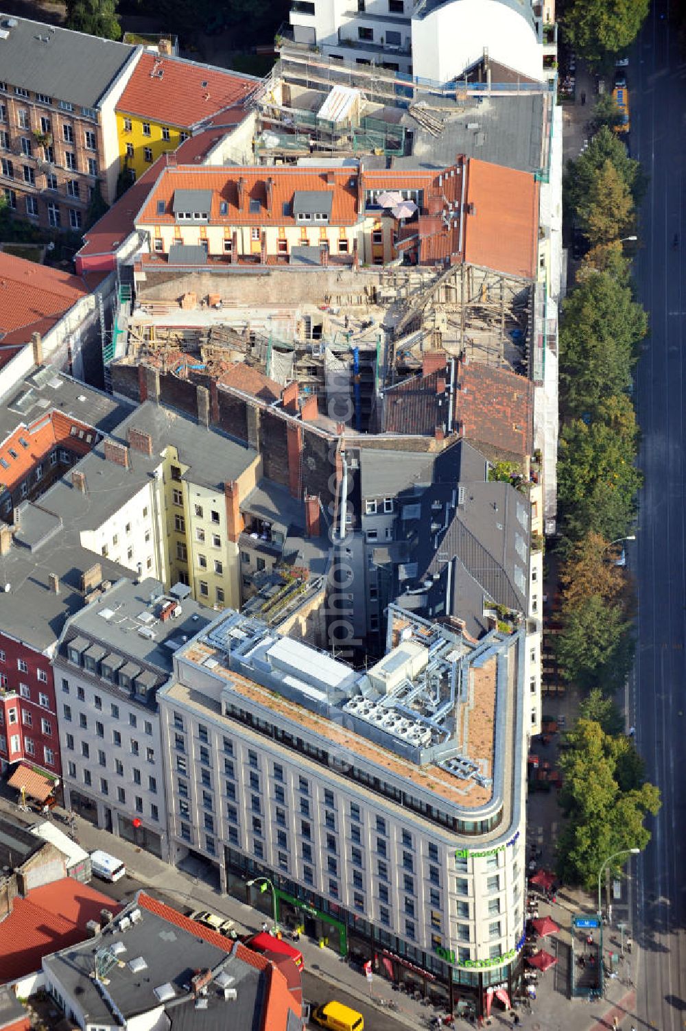 Aerial photograph Berlin - Hotel-Neubau Rosenthaler Platz an der Rosenthaler Straße Ecke Weinbergsweg in Berlin-Mitte. Bauherr ist die Terra Liegenschaften GmbH & Co. Baustoffvertriebs KG. Entworfen durch die REM+tec Projektentwicklung und Denkmalschutz Gesellschaft von Architekten mbH. New build hotel at the public square Rosenthaler Platz in Berlin-Mitte.