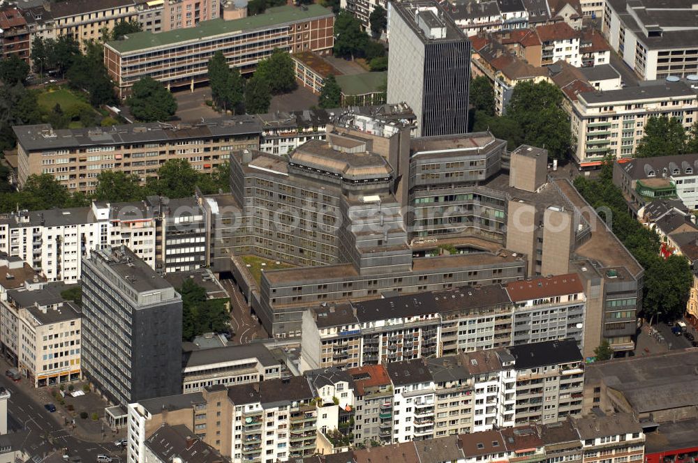 Düsseldorf from above - Blick auf das Hotel Nikko in Düsseldorf. Es ist ein first class Hotel direkt im Zentrum der Stadt und wurde 1978 eröffnet. Kontakt: Hotel Nikko Düsseldorf, Immermannstr. 41, 40210 Düsseldorf, Tel. +49(0)211 8340, Fax +49(0)211 16 1216, Email: info@nikko-hotel.de