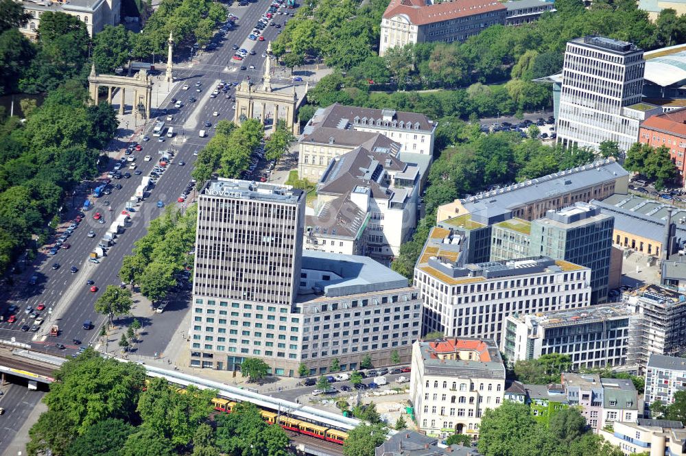 Aerial image Berlin - Hotel Novotel der Hotelkette Accorhotels direkt neben dem Ernst-Reuter-Haus und der Kassenärztlichen Bundesvereinigung sowie der Bundesärztekammer an der Straße des 17. Juni in Berlin-Tiergarten. Hotel Novotel of the hotel chainAccorhotel beside the Ernst-Reuter-Building and the National Association of Statutory Health Insurance Physicians together with the German Medical Association at the street Straße des 17. Juni in the locality Tiergarten.