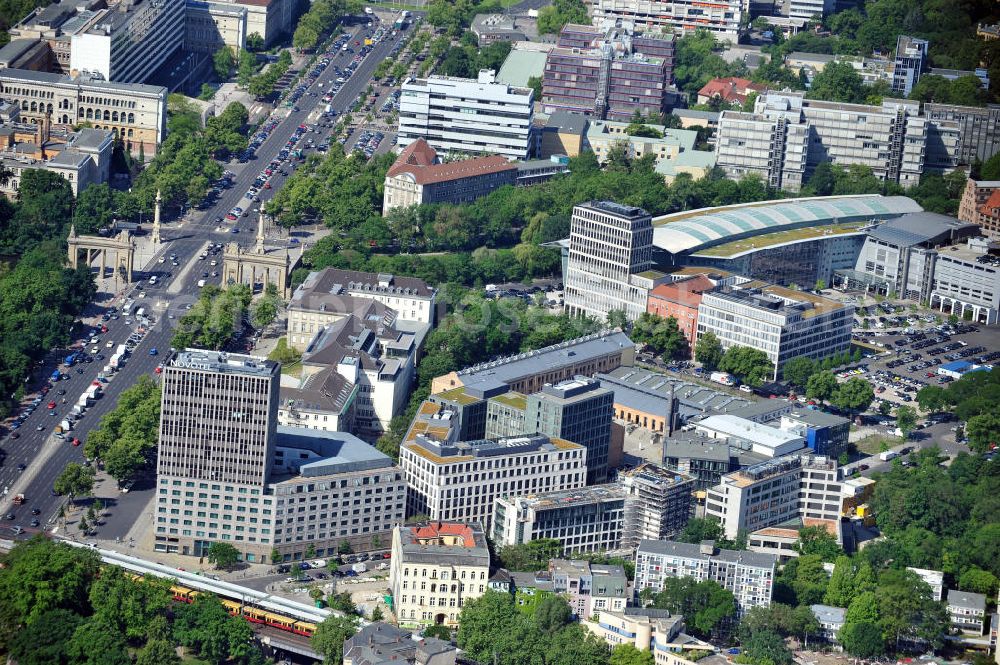 Aerial photograph Berlin - Hotel Novotel der Hotelkette Accorhotels direkt neben dem Ernst-Reuter-Haus und der Kassenärztlichen Bundesvereinigung sowie der Bundesärztekammer an der Straße des 17. Juni in Berlin-Tiergarten. Hotel Novotel of the hotel chainAccorhotel beside the Ernst-Reuter-Building and the National Association of Statutory Health Insurance Physicians together with the German Medical Association at the street Straße des 17. Juni in the locality Tiergarten.