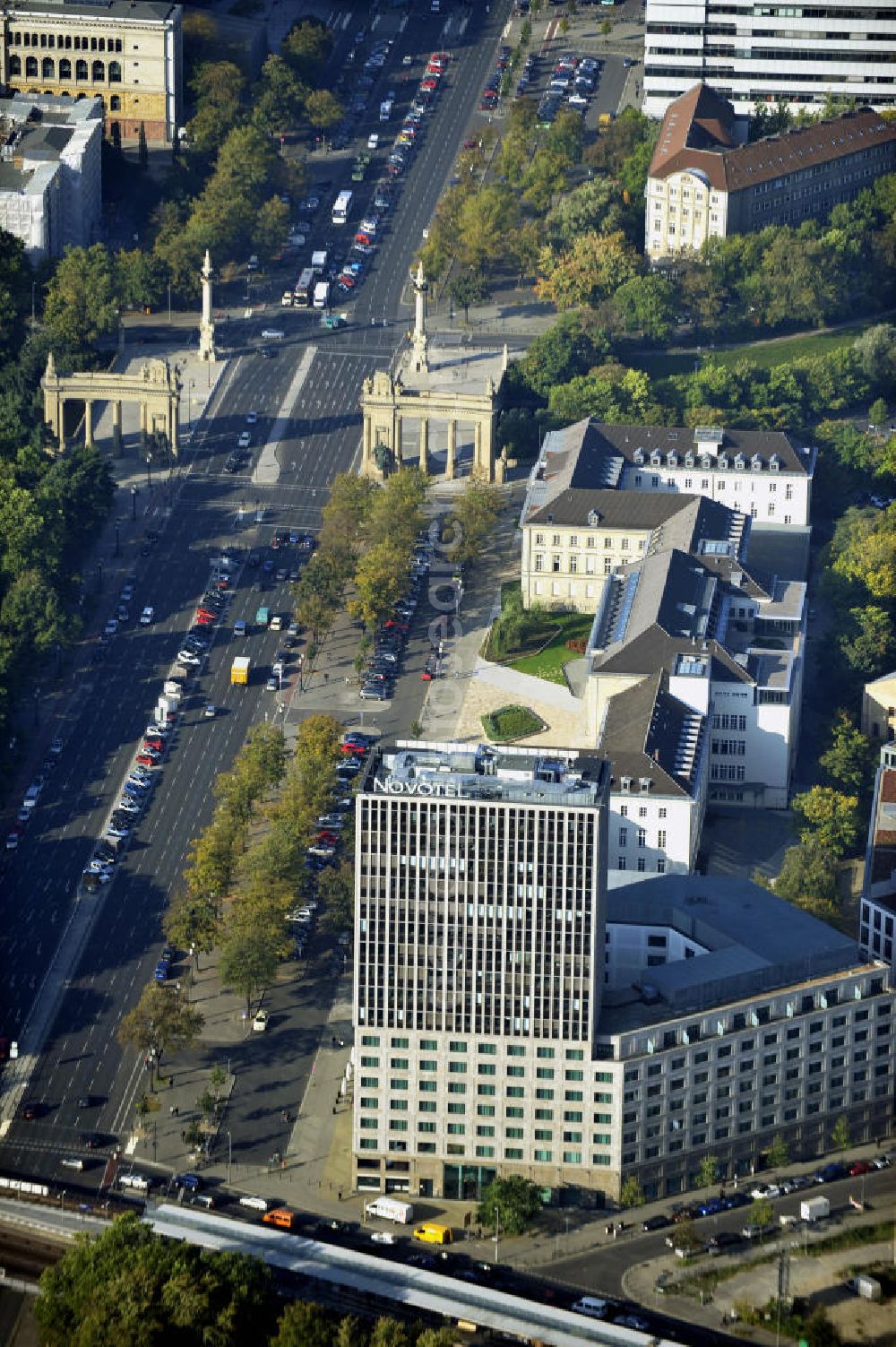 Aerial image Berlin - Hotel Novotel und das Verwaltungsgebäude Ernst-Reuter-Haus in unmittelbarer Nähe zum Charlottenburger Tor an der Straße des 17.Juni in Berlin-Charlottenburg im Ortsteil Tiergarten. Hotel Novotel and the administration building Ernst-Reuter-Haus in close vicinity to the street Strasse des 17. Juni in Berlin-Charlottenburg in the district Tiergarten.