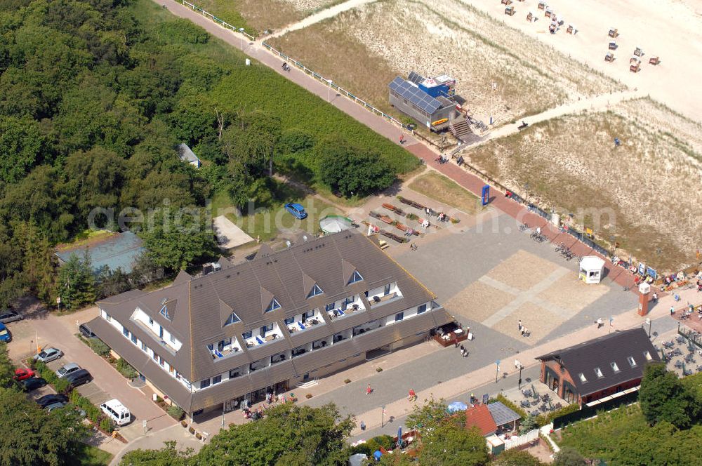 Graal-Müritz from above - Blick auf das Hotel Ostseewoge in Graal-Müritz in Mecklenburg-Vorpommern. Im direkt an der Ostsee befindlichen Hotel befinden sich auch das Restaurant Johann Rohde und das Kosmetikstudio La Perla. Kontakt: