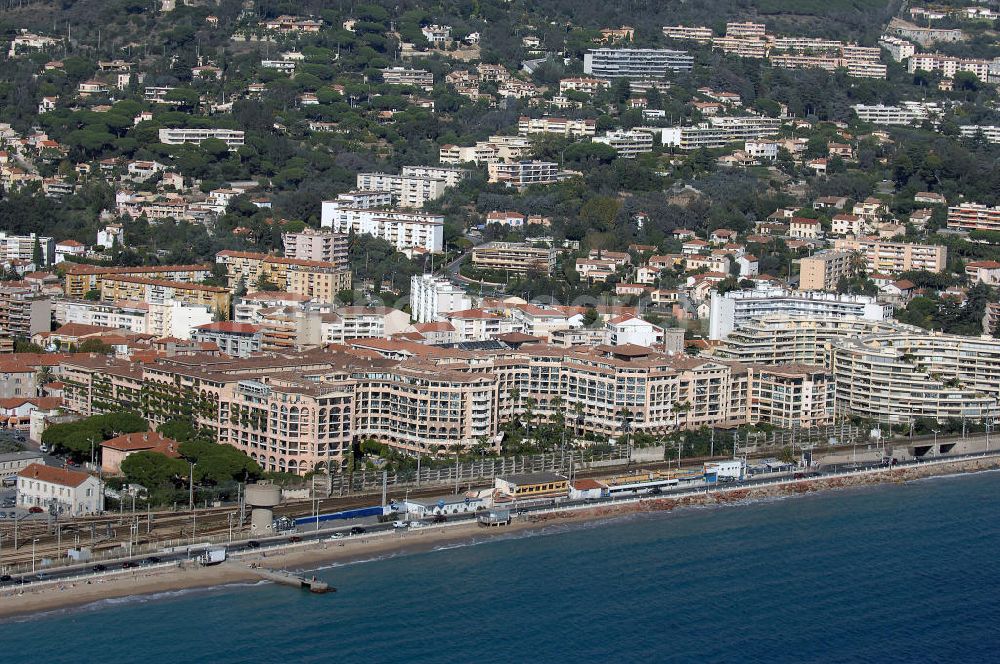 Cannes from above - Blick auf das Hotel Pierre & Vacances Cannes Beach Residence in Cannes La Bocca. Das Hotel befindet sich in guter Lage. Es wird nur durch Bahnschienen vom Strand getrennt. Kontakt Hotel: Cannes Beach Residence, Avenue Pierre Sémard 11, 06150 Cannes, Tel. +33(0)492 193000; Kontakt Touristinfo: Office du Tourisme, BP 272, 06403 Cannes Cedex, Tel. +33(0)492 99842 2, Fax +33(0)492 99842 3, Email: tourisme@semec.com