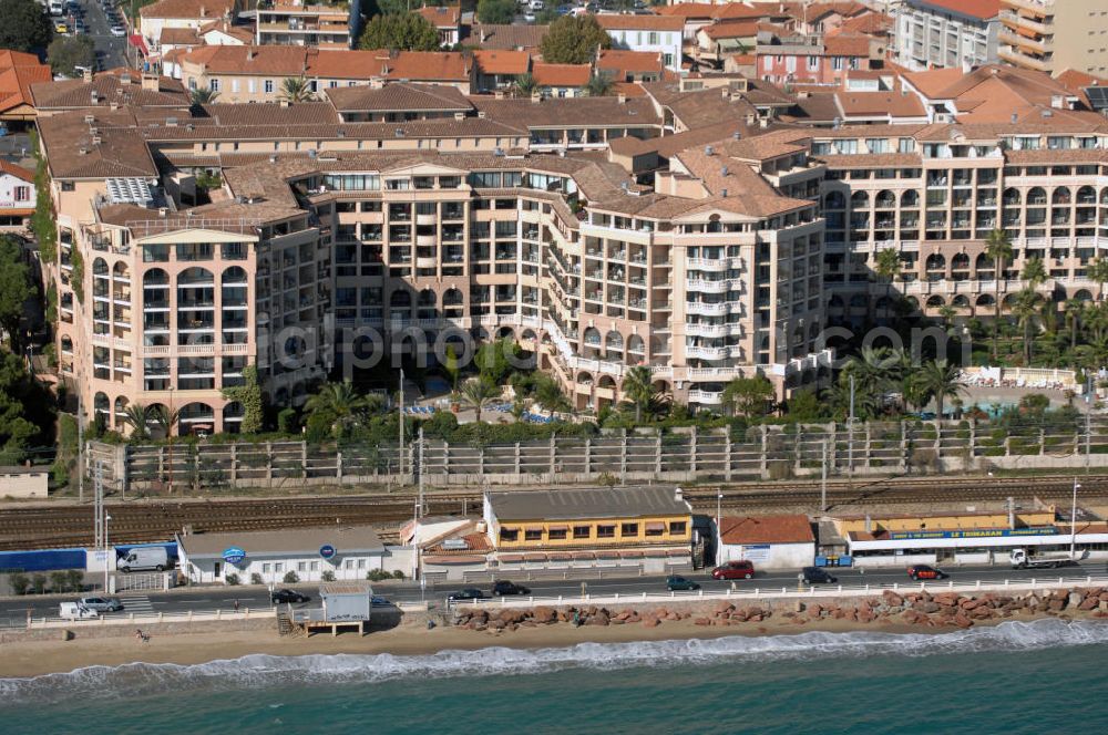 Aerial image Cannes - Blick auf das Hotel Pierre & Vacances Cannes Beach Residence in Cannes La Bocca. Das Hotel befindet sich in guter Lage. Es wird nur durch Bahnschienen vom Strand getrennt. Kontakt Hotel: Cannes Beach Residence, Avenue Pierre Sémard 11, 06150 Cannes, Tel. +33(0)492 193000; Kontakt Touristinfo: Office du Tourisme, BP 272, 06403 Cannes Cedex, Tel. +33(0)492 99842 2, Fax +33(0)492 99842 3, Email: tourisme@semec.com