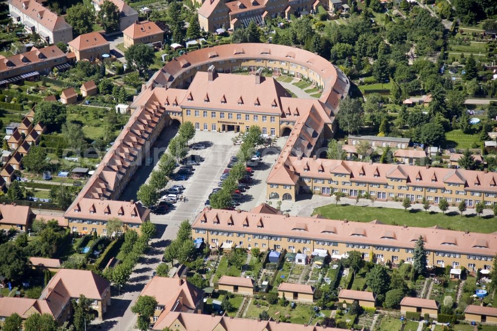 Piesteritz from above - Blick auf das Hotel Piesteritzer Hof in Piesteritzer Werkssiedlung , der größten autofreie Wohnsiedlung in Deutschland. 1916 bis 1919 entstand die Gartenstadt nach Plänen von Paul Schmitthenner und Otto Rudolf Salvisberg für etwa 2000 Beschäftigte des angrenzenden Stickstoffwerkes. Sie wurde 1986 in die Denkmalliste der DDR aufgenommen und steht seitdem unter Denkmalschutz. Das Hauptgebäude beherbergt heute das Hotel Piesteritzer Hof// The Piesteritzer employee housing is the largest car-free housing development in Germany. From 1916 to 1919, the garden city was built to plans by Paul Schmitthenner and Otto Rudolf Salvisberg for about 2000 employees of the adjacent nitrogen plant. It was recorded in 1986 in the list of monuments of the GDR and has since become a historical monument.