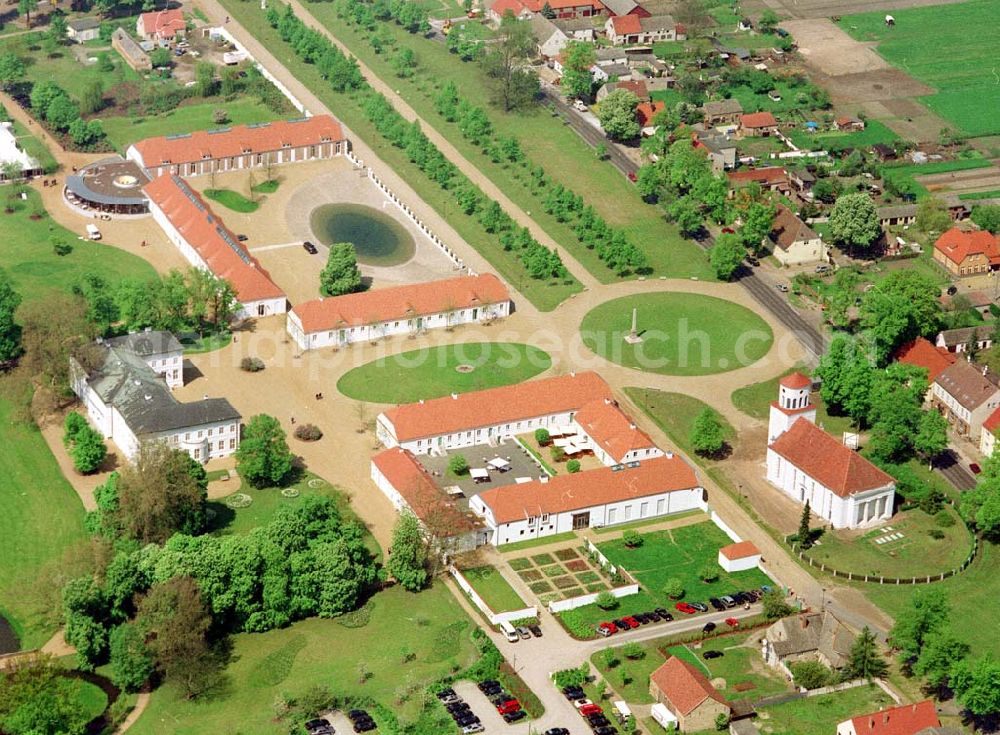 Neuhardenberg (ehem. Marxwalde) / Brandenburg from the bird's eye view: Hotel Schloss Neuhardenberg Inmitten eines von Peter Joseph Lenné und Hermann Fürst von Pückler-Muskau gestalteten Landschaftparks gelegen, bietet Hotel Schloss Neuhardenberg Komfort und Ruhe. Es verfügt über Räumlichkeiten verschiedener Größe für Gespräche, Tagungen und Konferenzen, aber auch für Feierlichkeiten. Für die Planung und Gestaltung von Konferenzen, Tagungen und Gesprächen und des entsprechenden kulturellen und kulinarischen Begleitprogramms unterbreitet Ihnen der Veranstaltungsservice von Hotel Schloss Neuhardenberg unter der Telefonnummer +49 (0)30 - 889 290-15 gerne detaillierte Arrangementvorschläge. Einzelreservierungen werden unter der Telefonnummer +49 (0)30 - 889 290-0 entgegen genommen. Hotel Schloss Neuhardenberg wird in Zusammenarbeit mit den Althoff Hotels betrieben. Neuhardenberg 08.05.2001