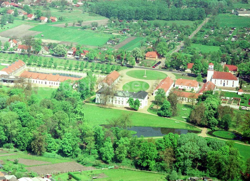 Neuhardenberg (ehem. Marxwalde) / Brandenburg from above - Hotel Schloss Neuhardenberg am Tage der Wiedereröffnung nach umfangreichen Restaurations- und Sanierungsarbeiten. Inmitten eines von Peter Joseph Lenné und Hermann Fürst von Pückler-Muskau gestalteten Landschaftparks gelegen, bietet Hotel Schloss Neuhardenberg Komfort und Ruhe. Es verfügt über Räumlichkeiten verschiedener Größe für Gespräche, Tagungen und Konferenzen, aber auch für Feierlichkeiten. Für die Planung und Gestaltung von Konferenzen, Tagungen und Gesprächen und des entsprechenden kulturellen und kulinarischen Begleitprogramms unterbreitet Ihnen der Veranstaltungsservice von Hotel Schloss Neuhardenberg unter der Telefonnummer +49 (0)30 - 889 290-15 gerne detaillierte Arrangementvorschläge. Einzelreservierungen werden unter der Telefonnummer +49 (0)30 - 889 290-0 entgegen genommen. Hotel Schloss Neuhardenberg wird in Zusammenarbeit mit den Althoff Hotels betrieben. Neuhardenberg 08.05.2001