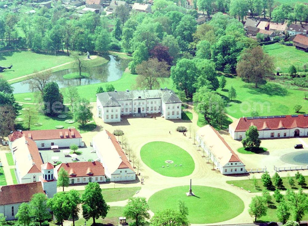 Neuhardenberg (ehem. Marxwalde) / Brandenburg from the bird's eye view: Hotel Schloss Neuhardenberg am Tage der Wiedereröffnung nach umfangreichen Restaurations- und Sanierungsarbeiten. Inmitten eines von Peter Joseph Lenné und Hermann Fürst von Pückler-Muskau gestalteten Landschaftparks gelegen, bietet Hotel Schloss Neuhardenberg Komfort und Ruhe. Es verfügt über Räumlichkeiten verschiedener Größe für Gespräche, Tagungen und Konferenzen, aber auch für Feierlichkeiten. Für die Planung und Gestaltung von Konferenzen, Tagungen und Gesprächen und des entsprechenden kulturellen und kulinarischen Begleitprogramms unterbreitet Ihnen der Veranstaltungsservice von Hotel Schloss Neuhardenberg unter der Telefonnummer +49 (0)30 - 889 290-15 gerne detaillierte Arrangementvorschläge. Einzelreservierungen werden unter der Telefonnummer +49 (0)30 - 889 290-0 entgegen genommen. Hotel Schloss Neuhardenberg wird in Zusammenarbeit mit den Althoff Hotels betrieben. Neuhardenberg 08.05.2001